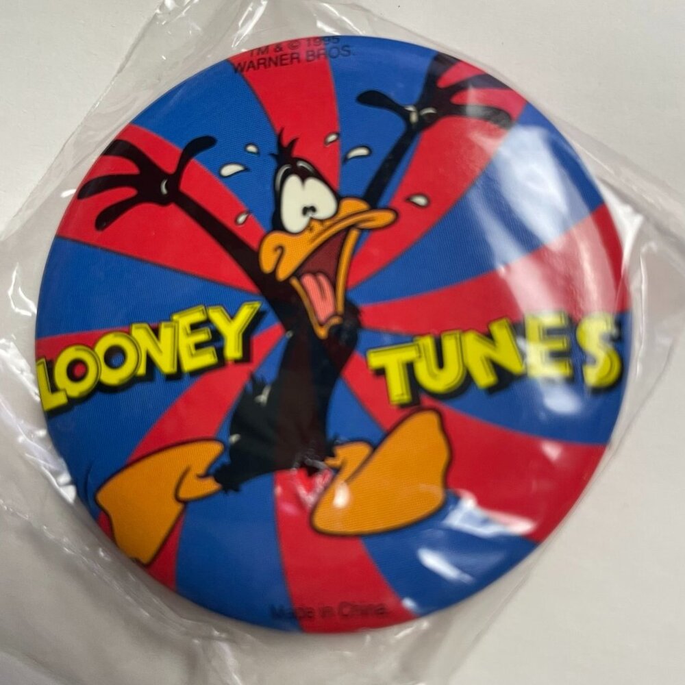 Vintage 1995 WB Looney Tunes Daffy Duck Safety Pin Back Button mq NEW